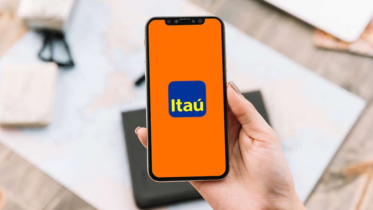 Logotipo do Itaú em tela de smartphone