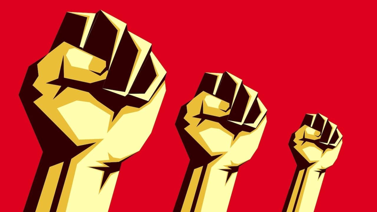 Mãos negras erguidas representam o racismo estrutural a ser combatido pelas empresas