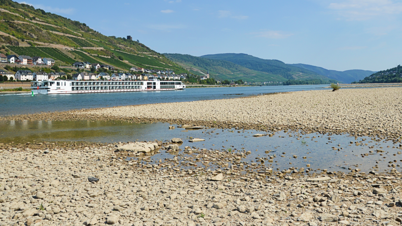 Onda de calor na Europa: Navio passa por Rio Reno durante estiagem na cidade de Bacharach, na Alemanha