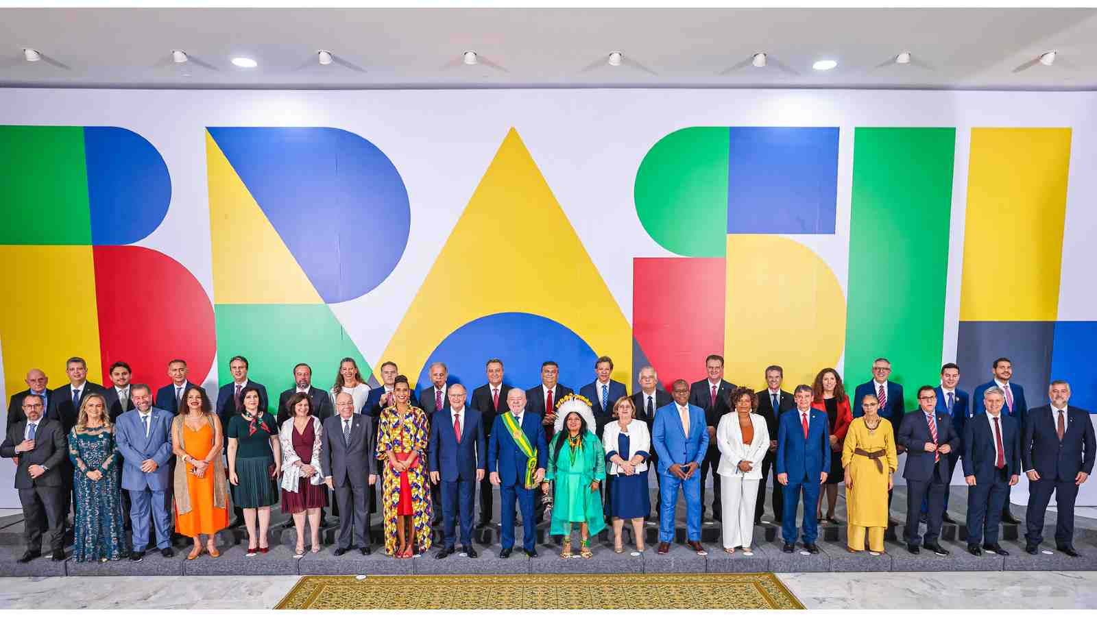 O presidente Luiz Inácio Lula da Silva em foto oficial com os integrantes do seu ministério